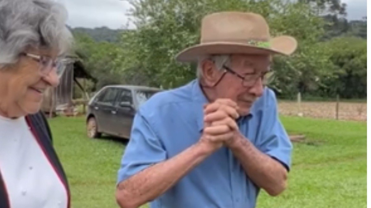 Idoso de 93 anos se emociona ao ganhar casal de carneiros
