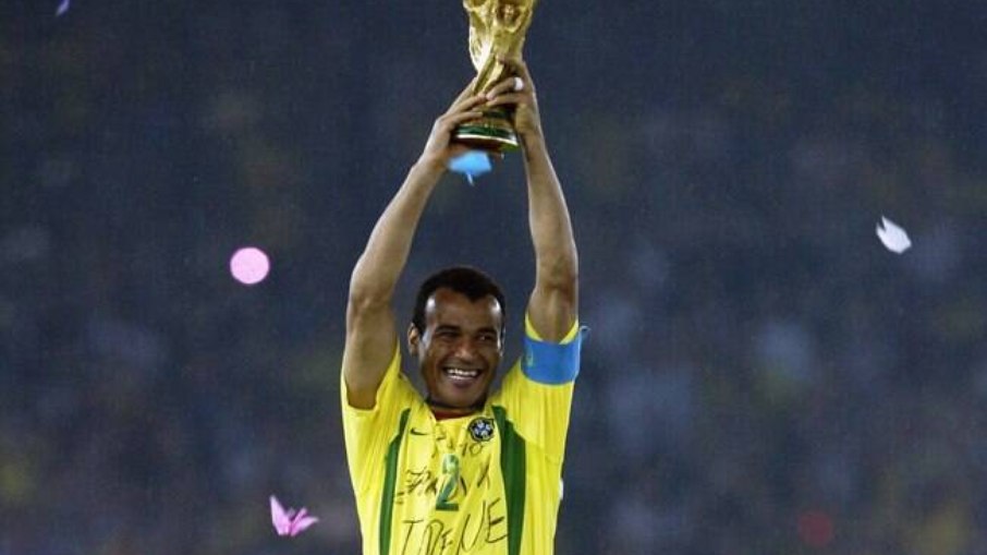 Cafu levantando a taça do Penta em 2002