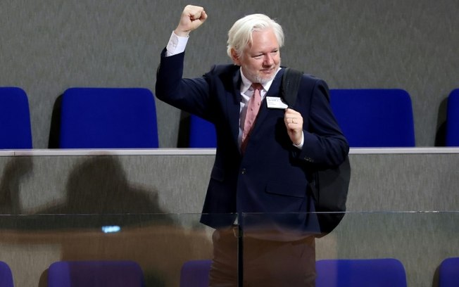 Fundador do Wikileaks, Julian Assange, levanta o punho após um debate na Assembleia Parlamentar do Conselho da Europa, em 2 de outubro de 2024 em Estrasburgo, nordeste da França