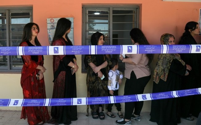 Mulheres fazem fila para votar nas eleições parlamentares do Curdistão iraquiano, em 20 de outubro de 2024, em Erbil, capital da região autônoma