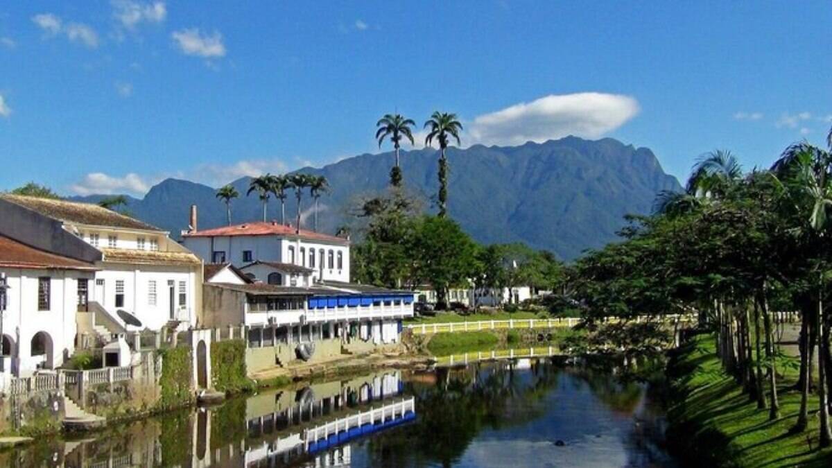 Visita à produtora de cachaça, banho de rio e passeio entre casarões estão entre opções de passeio em Morretes