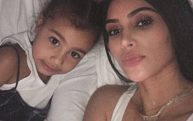 North West, filha de Kim Kardashian, normalmente ostenta cachinhos, mas, na última semana, apareceu de cabelos lisos