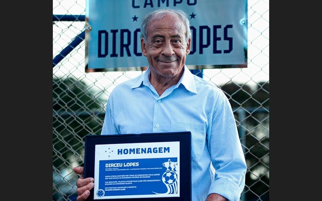 Dirceu Lopes e a placa que recebeu em sua homenagem