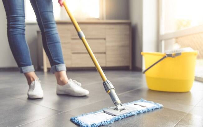 Mesmo dividindo o lar com um companheiro, o percentual de mulheres que realiza tarefas domésticas é maior