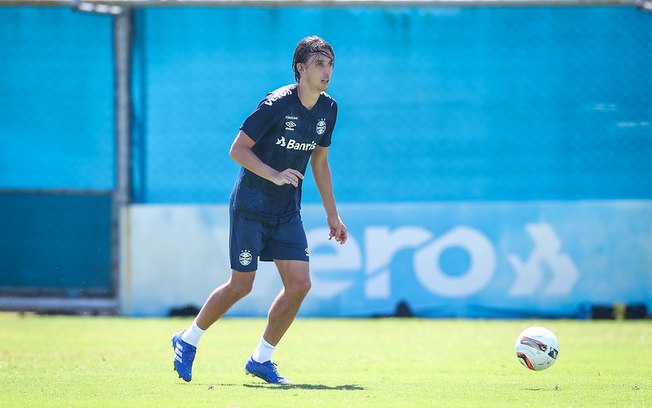 Geromel evolui em recuperação no Grêmio e volta a correr no gramado do CT