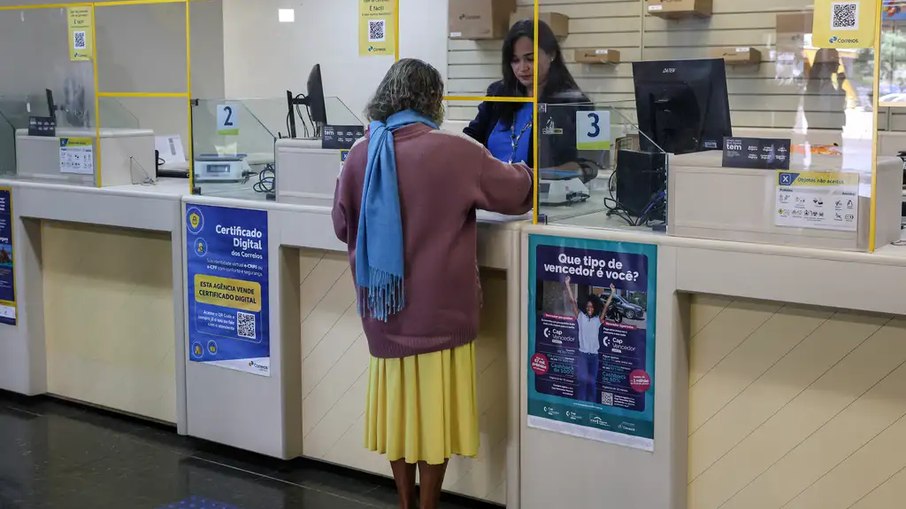 Aposentados e pensionistas podem aderir ao acordo nas agências dos Correios ou pelo aplicativo Meu INSS Aposentados e pensionistas podem aderir ao acordo nas agências dos Correios ou pelo aplicativo Meu INSS