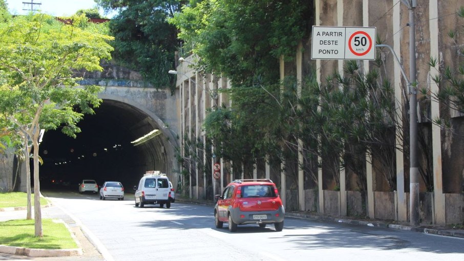 Ação no trecho envolve a lavagem das vias com aplicação de produto desengraxante e hidrojato de alta pressão, além de limpeza dos bueiros