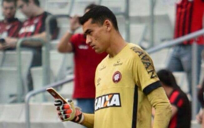 Santos, goleiro do Athletico-PR, é flagrado usando o celular antes da partida na Arena da Baixada