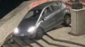 Carro%20de%20idoso%20fica%20preso%20ap%C3%B3s%20descer%20famosa%20escadaria%20
