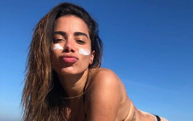 Anitta posta foto usando biquíni sensual e arranca elogios dos seus seguidores