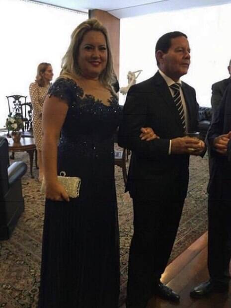 Paula e Hamilton Mourão de braços dados, vestidos de gala