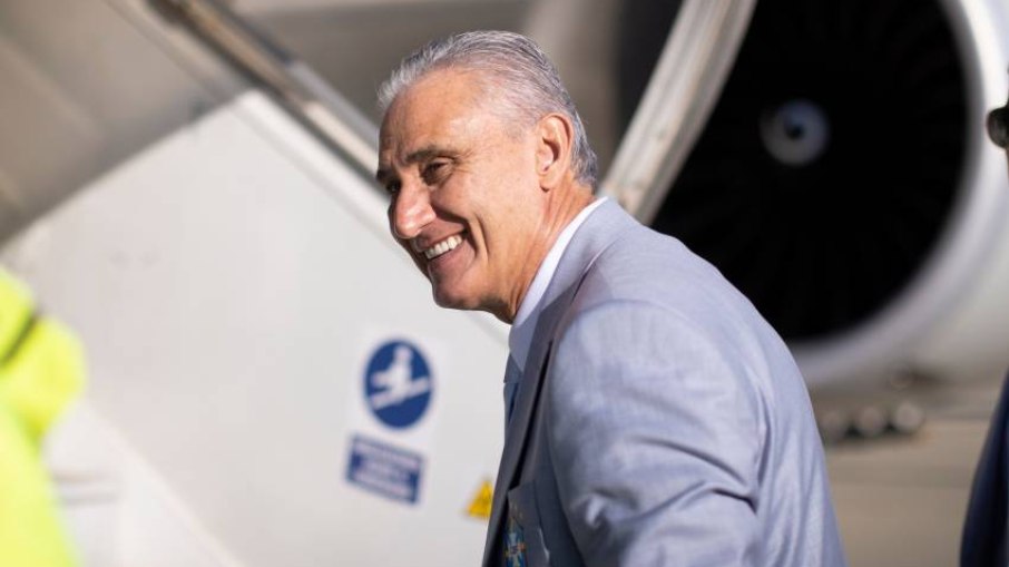 Tite desembarcando no Catar