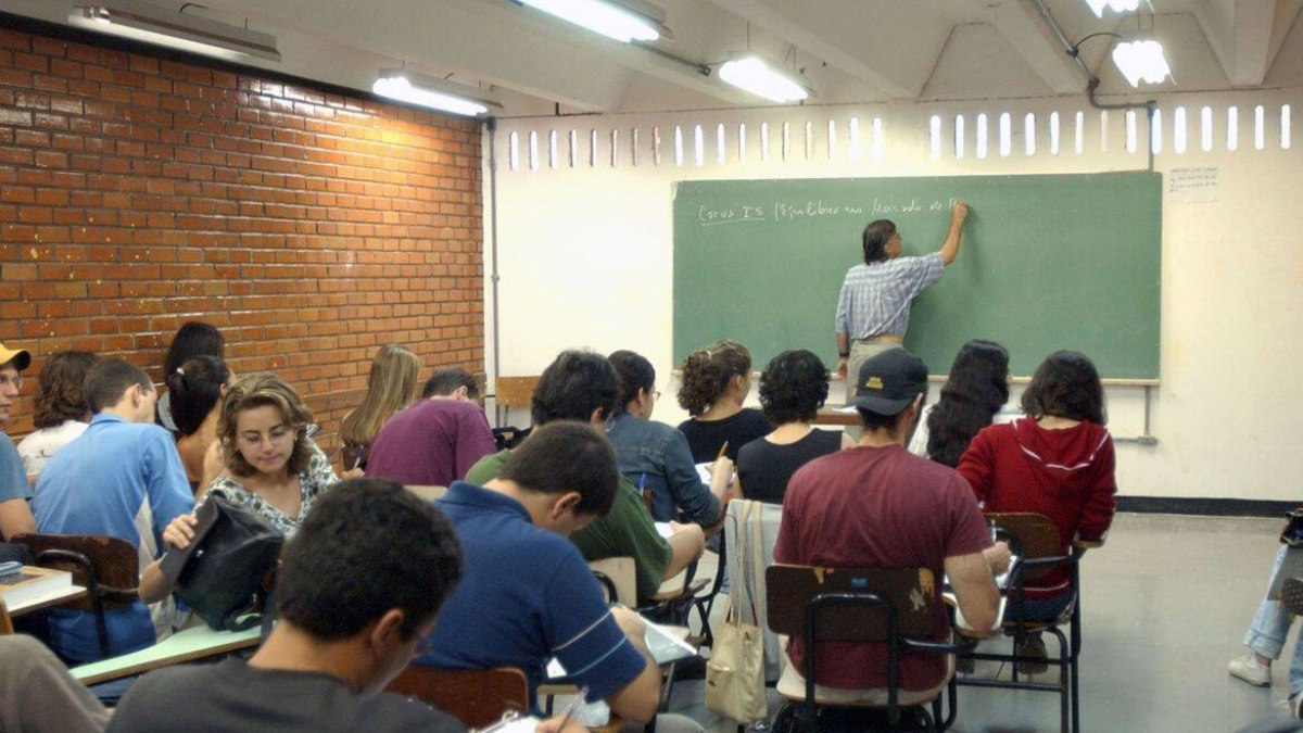 Sala de aula com alunos