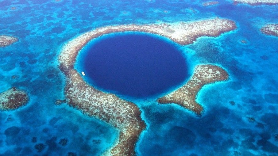 Buracos azuis são formações geológicas subaquáticas semelhantes a crateras que se formam em áreas costeiras