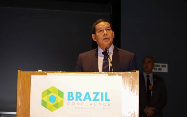 Vice-presidente Hamilton Mourão não quer briga com Carlos Bolsonaro