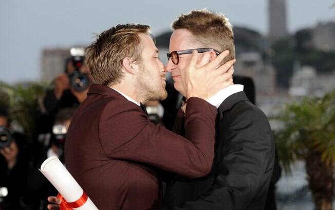 Ryan Gosling dá um beijo em Nicolas Winding Refn que o dirigiu em 