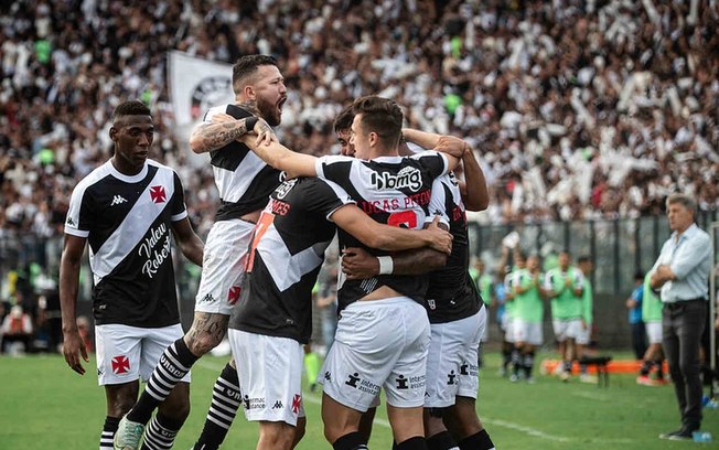 Rossi e seus companheiros comemoram o gol de David, o primeiro do Vasco no duelo com o Grêmio