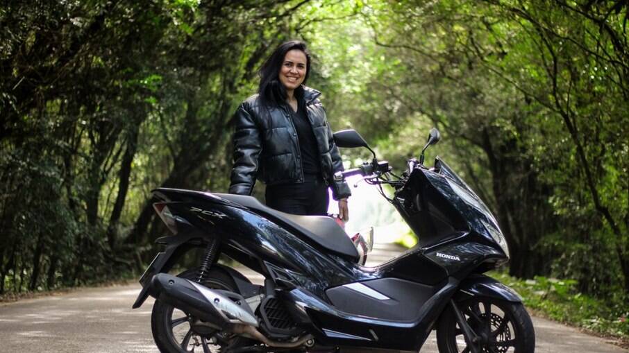 Motociclista Luana Lopes: do sonho de ter uma moto à necessidade de ganhar uma renda extra a fez optar por uma moto Honda PCX.