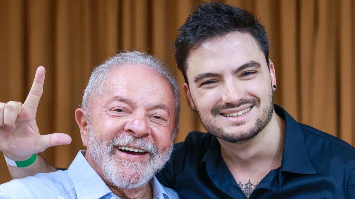 Felipe Neto posa ao lado de Lula, à época candidato à Presidência da República