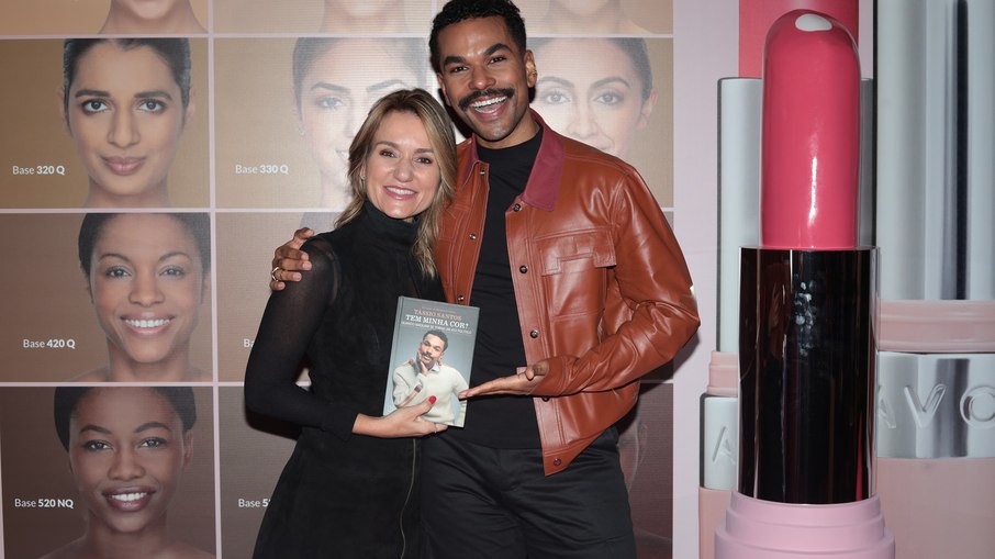 Maquiador Tassio Santos no lançamento do livro Tem Minha Cor