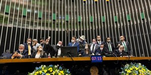 Bolsonaristas tentam emplacar PEC que limita ação do STF; entenda