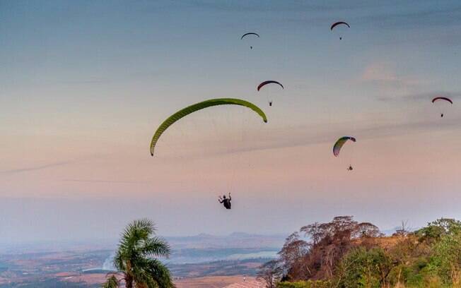 Voo livre de parapente e de asa-delta são algumas das atividades mais procuradas pelos turistas que amam aventura