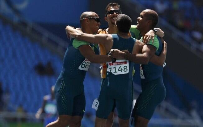 Revezamento 4x100m do Brasil levou ouro nas Paralimpíadas