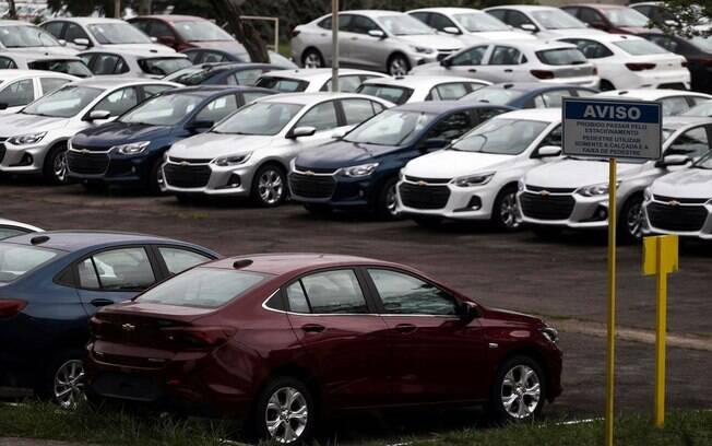 Pátio da Chevrolet em Gravataí (RS) cheio de carros que serão distribuídos entre concessionárias e locadoras espalhadas pelo Brasil