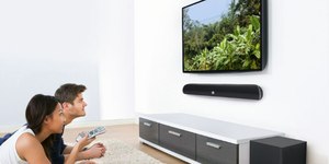 Sua TV tem som fraco? Saiba como a caixa JBL pode resolver