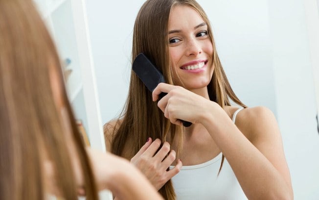 4 erros comuns ao escovar os cabelos em casa