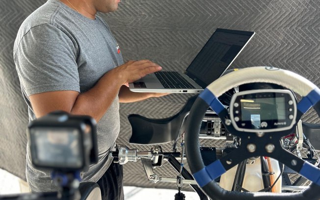 Engenheiro de pista contribui para estratégias em corridas