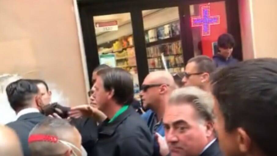 Jair Bolsonaro caminhando nas ruas de Roma, na Itália sem máscara