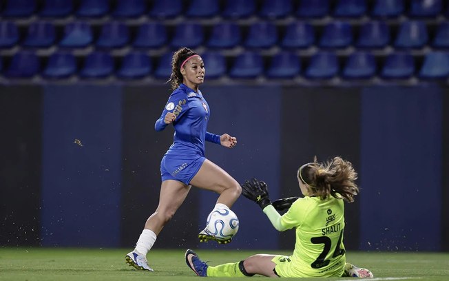 Jogadoras palestrinas celebram gol em estreia na Libertadores-2026
