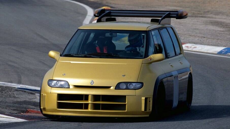 O Renault Espace F1 utiliza um motor RS5 V10 de 3,5 litros do Williams-Renault FW15C dos anos 90
