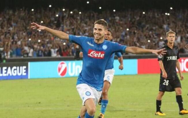 O ítalo-brasileiro Jorginho comemora gol do Napoli