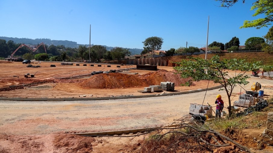A construção está na fase de concretagem de pontos estratégicos