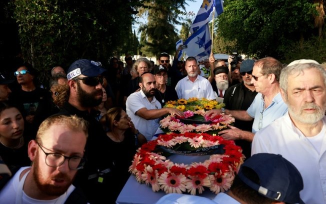 Funerais de Chanan Yablonka, cujo corpo foi trazido de Gaza após 230 dias nas mãos do Hamas, em 26 de maio de 2024 em Tel-Aviv Funerais de Chanan Yablonka, cujo corpo foi trazido de Gaza após 230 dias nas mãos do Hamas, em 26 de maio de 2024 em Tel-Aviv