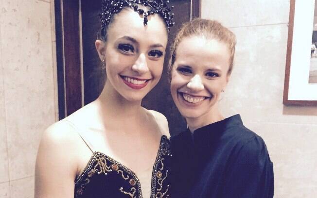 Flavia Viana (à direita) com a bailarina Larissa Luna, solista da Cia Paulista