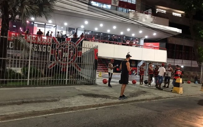 Landim e Braz são hostilizados em evento de torcida organizada do Flamengo na Gávea