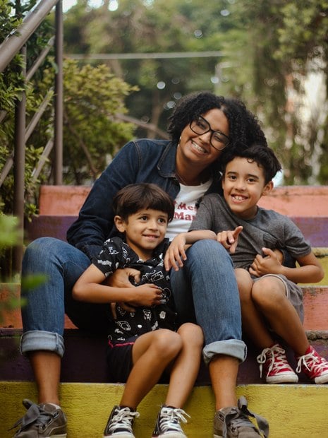 A fotógrafa Bethania Alves e os filhos