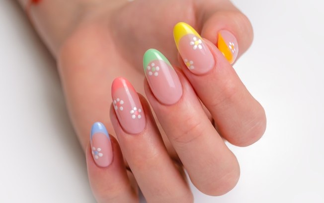 Unhas decoradas com flor: aprenda a fazer e veja 6 inspirações