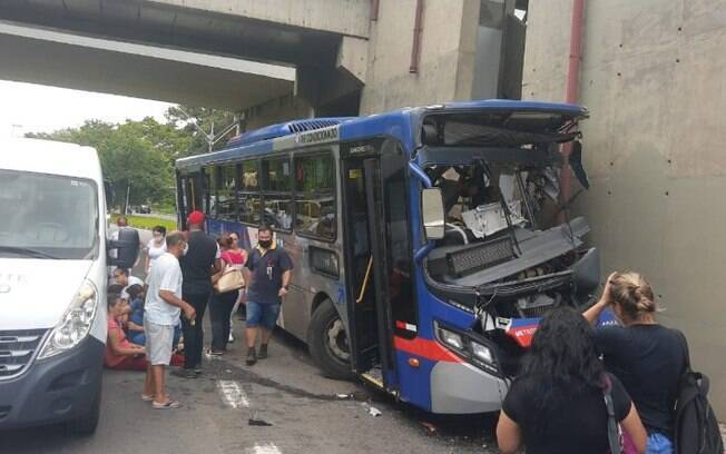Ônibus bate contra estação de transferência na Lix da Cunha