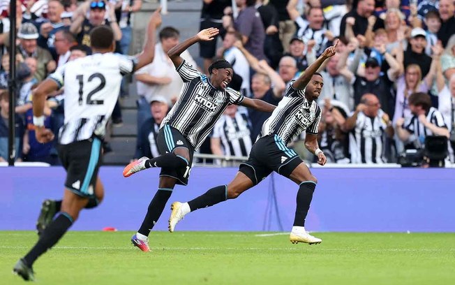 Wissa, do Newcastle, disputa a jogada com Gravenberch, do Liverpool