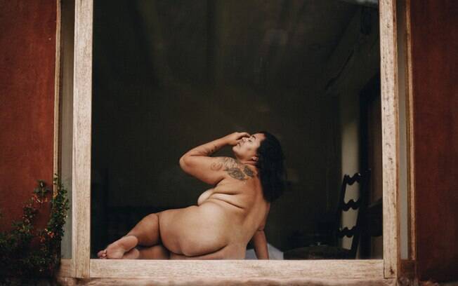 A fotógrafa paulistana Milena Paulina faz registros de mulheres gordas e de si para o projeto fotográfico 
