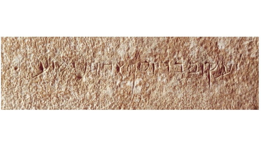 A inscrição no ossuário diz: “Jacó [Tiago], filho de José, irmão de Yeshu’a [Jesus]”.