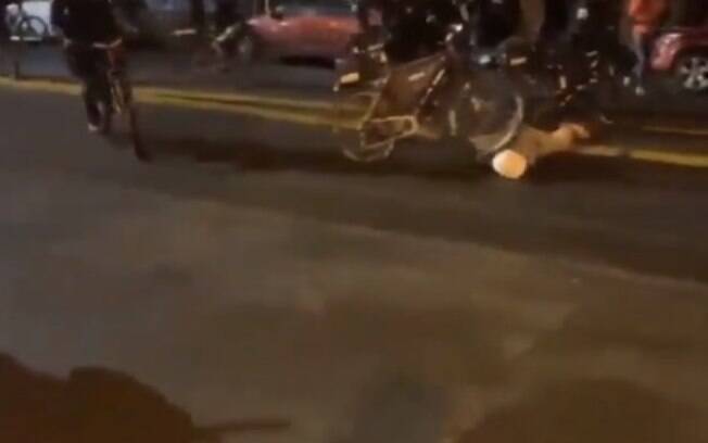 Policial usou bicicleta para passar por cima de manifestante