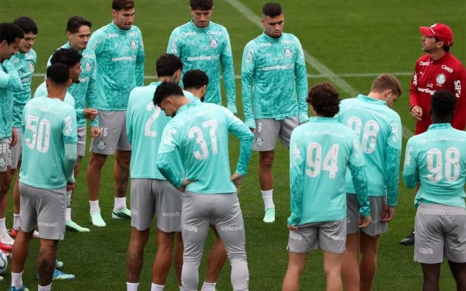 Atacante participa de treino completo antes da viagem para o Equador