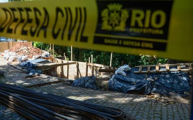 Deslizamento em obra de contenção deixou dois feridos no Leblon Deslizamento em obra de contenção deixou dois feridos no Leblon