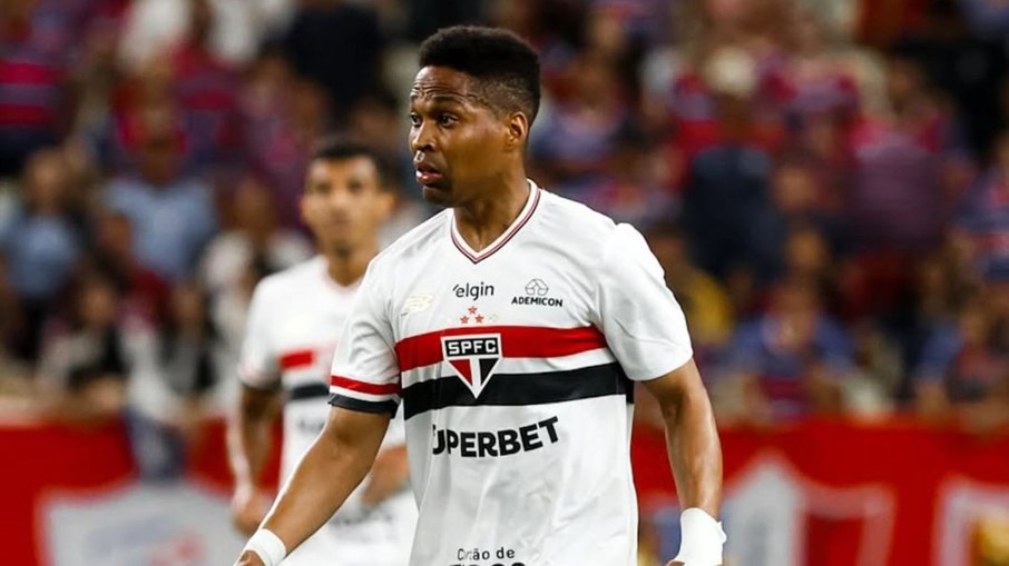 Com um a menos, São Paulo segura Fortaleza e vence fora de casa