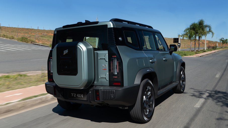 Jetour T2 XWD 4x4 mantém o estepe externo e o visual robusto da versão aventureira.